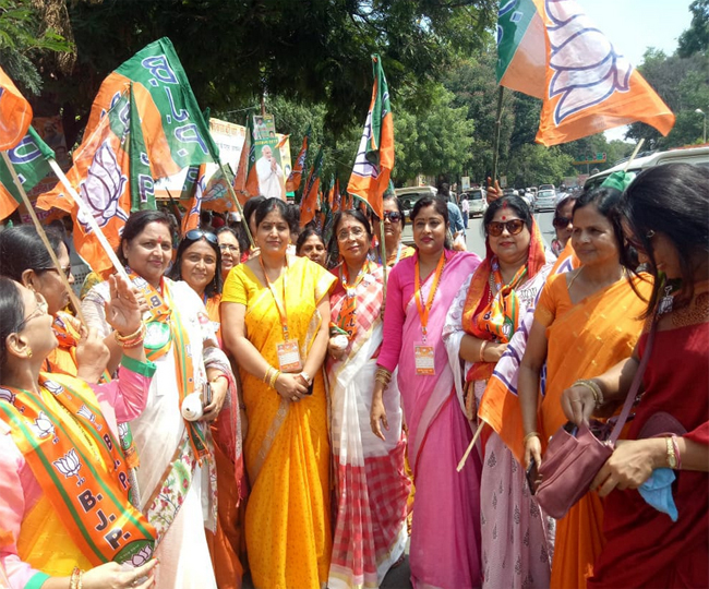 पटना पहुंचे भाजपा के राष्ट्रीय अध्यक्ष अमित शाह, हुआ भव्य स्वागत, देखें तस्वीरें...